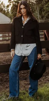 Chaqueta de cuero ovino italiano color beige, con cuello camisero, cierre con botones, dos bolsillos plaqué, corte recto relajado y largo a la cintura. Forro interior de algodón.