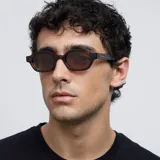 Lentes de sol unisex con montura ovalada de carey y lentes marrones polarizadas. Fabricados con materiales bio-based G850 y patillas de propionato de celulosa. Cuentan con protección UV400 y recubrimiento antiscratch y superhydrophobic.