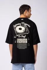 Remera blanca de corte oversize con estampa de un disco de vinilo y la frase 'Vinyl Up' en el pecho.