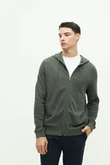 Campera verde militar de felpa con capucha ajustable y cierre frontal. Tiene un pequeño logo estampado en el pecho.