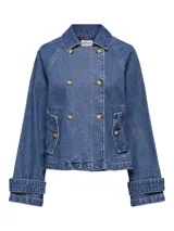 Chaqueta corta de jean azul con cuello clásico, cierre abotonado, bolsillos frontales y mangas largas con puños anchos.