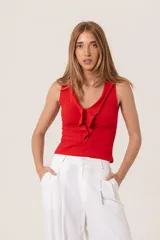 Musculosa roja de algodón con escote en V y volados en el frente.