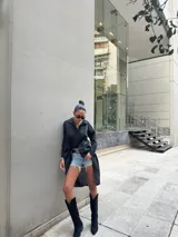 Camisa negra de manga larga con corte irregular.