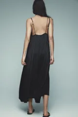 Vestido midi color ladrillo, de breteles finos regulables y escote redondo.