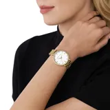 Reloj Michael Kors modelo Pyper, con caja dorada de acero inoxidable, esfera blanca con logo MK repetido y detalles de strass.