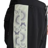 Short de baño negro con cordón ajustable en la cintura y estampado lateral con motivos florales en tonos grises.