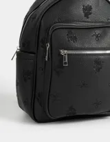 Mochila negra de cuerina con relieve y doble bolsillo frontal con cierre.