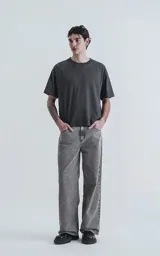 Pantalón de denim 100% algodón, color gris oscuro con lavado ácido (acid wash). De corte wide leg y tiro alto, con cinco bolsillos.