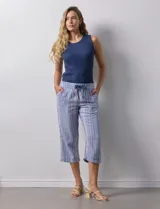 Pantalón capri de lino estampado marca Dash, con pretina ancha elastizada y bolsillos inclinados.