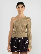 Top dorado de tejido de punto calado, con un solo hombro y una manga larga.