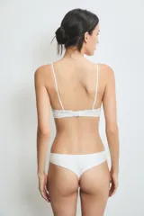 Conjunto de ropa interior negro con corpiño tipo bralette de encaje y colaless de encaje.