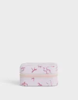 Caja cuadrada porta bijou color lila con estampado de moños rosas y cierre perimetral con cremallera.