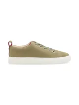 Zapatillas bajas color verde oliva, de cuero descarne, con cordones de cinta al tono y suela blanca.