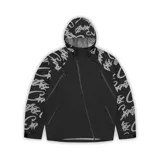 Campera negra con estampado de letras en mangas y capucha, corte holgado y cierre asimétrico.