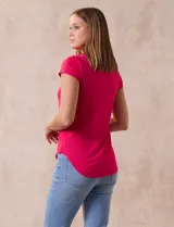 Remera de modal color fucsia, marca Cupio, con cuello redondo y manga corta.