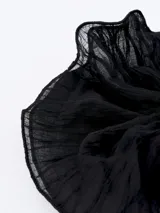 Colero de pelo negro con textura arrugada.