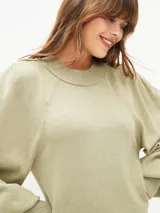 Sweater color gris melange, de tejido de punto, con cuello redondo y mangas abullonadas.