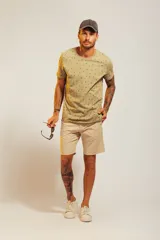 Remera color arena con estampado de motivos playeros en marrón oscuro.