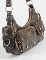 Cartera de hombro marrón con textura craquelada, múltiples bolsillos externos con cierre y hebilla decorativa.