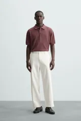 Pantalón de vestir color blanco hueso, de corte relajado (relaxed fit) y tejido de algodón con textura espiga. Presenta bolsillos frontales, bolsillo cerillero y bolsillos traseros de vivo.