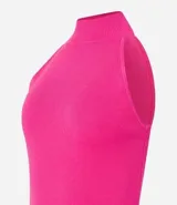 Blusa sin mangas color fucsia, con cuello halter y textura acanalada.