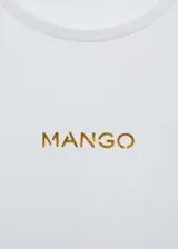 Camiseta blanca de algodón con logo 'Mango' estampado en dorado en el pecho.
