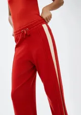 Calza deportiva color ladrillo con cintura elástica y corte recto.