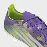 Championes de fútbol Adidas F50 Pro Firm Ground Cleats, color violeta con detalles en amarillo y blanco. Parte superior de fibra táctil con textura Sprintweb 3D y suela Sprintshell 360 para terreno firme.