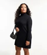 Vestido corto negro de punto ligero, con cuello alto y mangas largas.