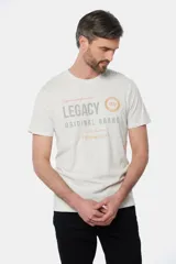 Remera de manga corta color borgoña con cuello redondo y estampado frontal con la leyenda "Legacy Original Brand" en color gris y un círculo con el número "1972" en azul.