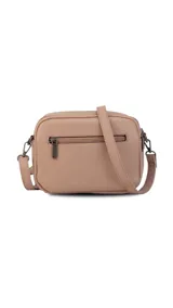 Bandolera negra de cuero sintético con doble bolsillo principal, un bolsillo frontal y trasero. Incluye correa ajustable.