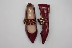 Chatitas rojas de charol con punta fina y dos tiras sobre el empeine con ojales metálicos y hebillas doradas.