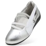 Zapato Puma modelo Speedcat Ballet Metal, color plateado con detalles en blanco y negro. Diseño de ballet con tiras cruzadas y logo de la marca en el lateral.
