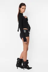 Body blanco de algodón con lycra, de manga larga con detalle de mitón en los puños y cuello media polera.