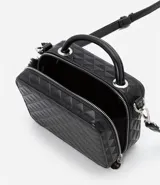 Bolso transversal tipo camera bag, color negro, hecho en material sintético texturizado. Tiene correa fina ajustable y removible, cierre por cremallera y colgante pompón.