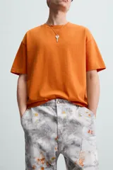 Camiseta color arena de algodón compacto, corte recto, cuello redondo y mangas cortas.