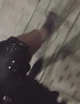 Botín de cuero color marrón con caña media, punta fina y taco geométrico de 10 cm.