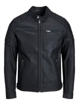 Chaqueta de cuero sintético negra con cuello de motociclista, cierre frontal con cremallera, bolsillos laterales y en el pecho con cremallera, mangas largas y tejido ligero.