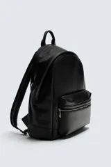 Mochila negra con acabado grabado, compartimento principal con cierre de cremallera, bolsillo frontal con cierre de cremallera, parte posterior acolchada con banda de sujeción para equipaje, asa de mano y dos asas de hombro ajustables.
