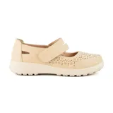 Zapato casual Korium Confort Lisboa color beige, con capellada calada y tira con velcro sobre el empeine.