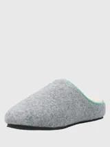 Pantuflas grises de fieltro con plantilla de fieltro y borde superior celeste.