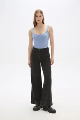 Pantalón de jean de tiro medio, color negro lavado, con corte ancho y pierna recta.