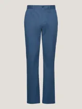 Pantalón chino de corte recto, confeccionado en algodón Pima elástico, con cierre de cremallera y detalles distintivos de Tommy Hilfiger.