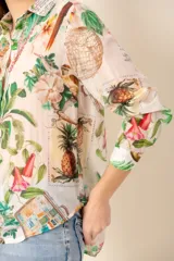 Camisa celeste con estampado de motivos tropicales, de corte clásico y manga larga.