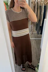 Vestido tejido marrón con rayas horizontales color beige y blanco, corte recto, largo midi y mangas cortas.