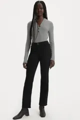 Pantalón de jean negro de corte recto, tiro alto y calce ajustado.