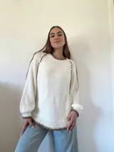 Sweater tejido a mano con lana color marrón. Tiene terminaciones en crochet con hilo de seda color negro. Silueta recta, cuello a la base y mangas ranglan baloon.