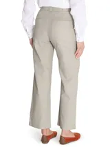 Pantalón de pierna recta y tiro alto color beige, con bolsillos estilo carpintero y cinturón con hebilla metálica.