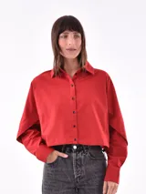 Camisa roja de manga larga con botones negros.