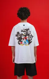 Remera blanca de manga corta con cuello redondo y calce oversize. Estampado de Mickey Mouse en el pecho.